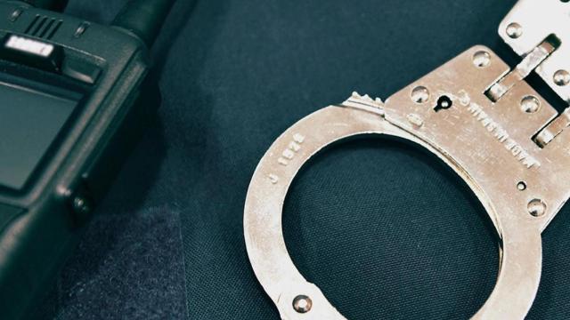 Esposas, walkie-talkie y chaleco de los Mossos d'Esquadra / MOSSOS D'ESQUADRA