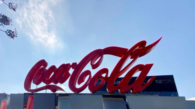 Logo de Coca-Cola en uno de los edificios que posee la marca en Madrid / EP