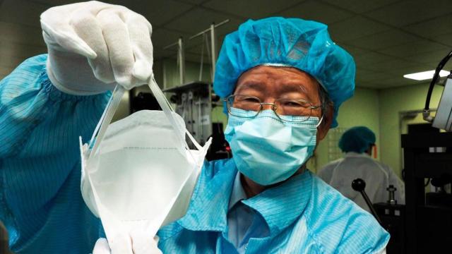 Imagen de un sanitario colocando una máscara quirúrgica para proteger contra el virus que causa la neumonía de Wuhan / EFE