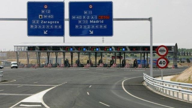 Peaje en una de las autopistas quebradas por las que los fondos acreedores piden 4.500 millones de euros / EP