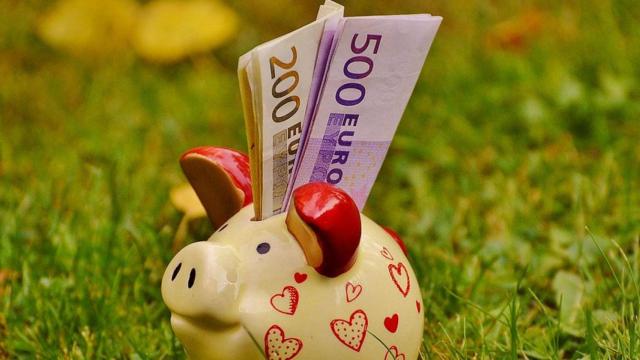 Una hucha, uno de los símbolos de ahorrar, con billetes de euro / PIXABAY