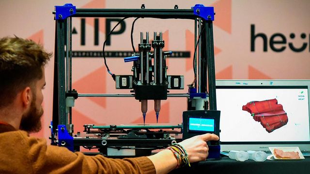 Un técnico manipulando una impresora de alimentos en 3D / F4F