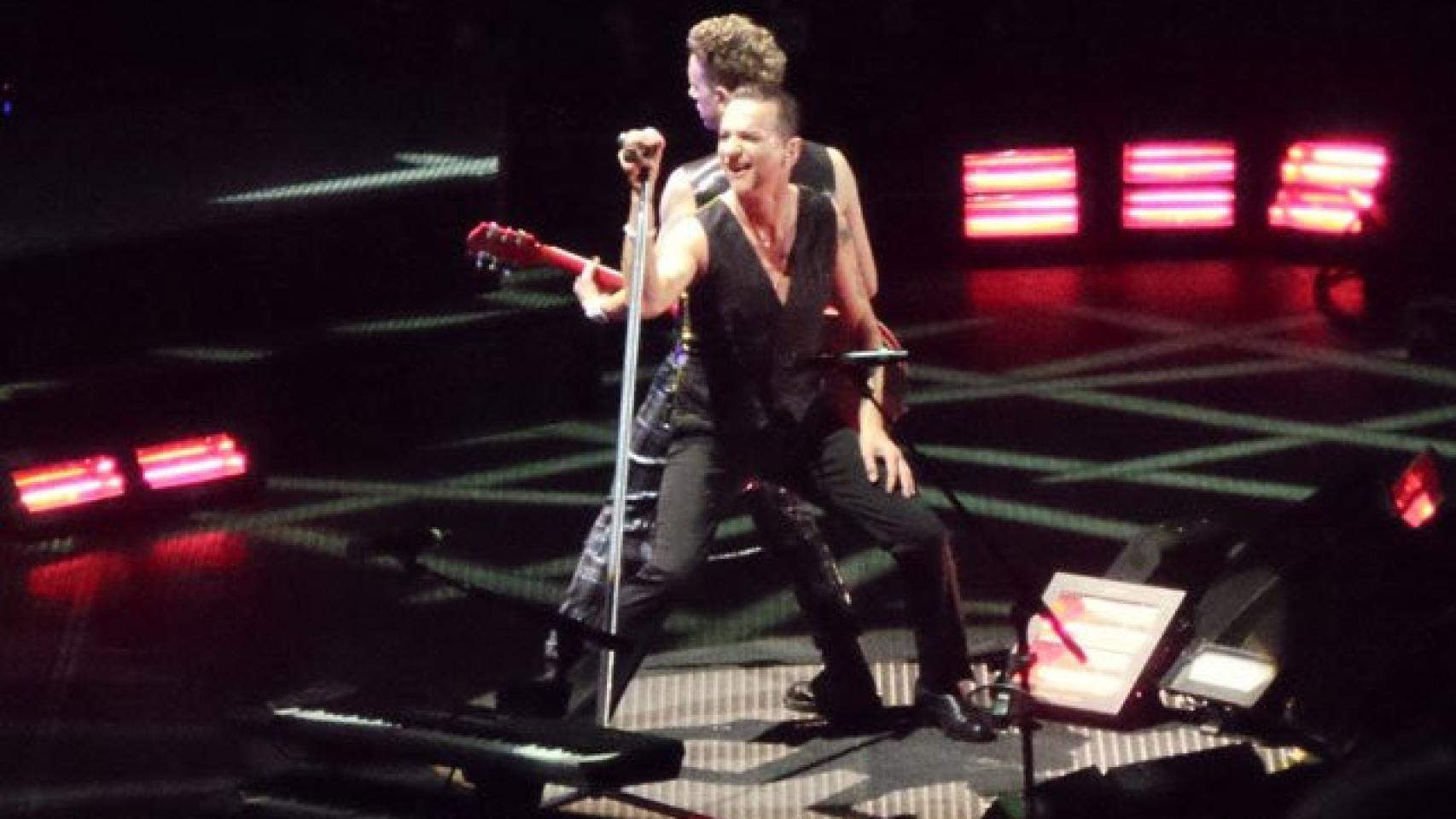 Dave Gahan -de frente- espalda con espalda con Martin Gore durante el concierto de Depeche Mode en Barcelona el 15 de enero 2014