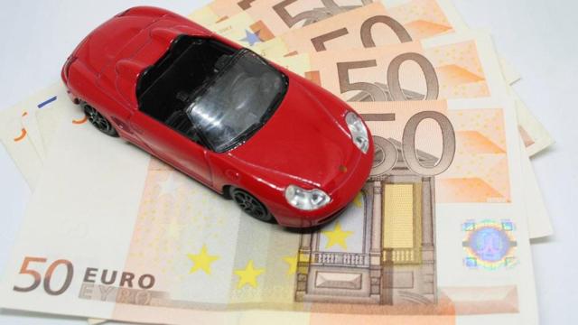Coche de juguete sobre billetes de 50 euros / PIXABAY