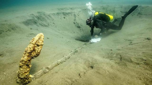El ancla encontrada por el equipo de arqueólogos del INAH / INAH - EFE