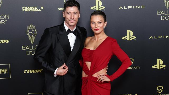 Robert Lewandowski junto a su esposa Anna Lewandowska en el teatro Chatelet de París / EFE