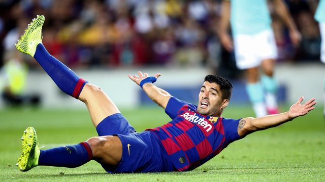 Una foto de Suárez, el hombre, reclamando una falta ante el Inter / EFE