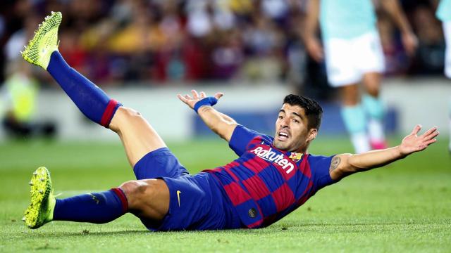 Una foto de Suárez, el hombre, reclamando una falta ante el Inter / EFE