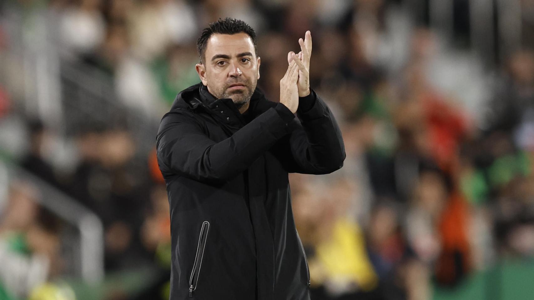 Xavi aplaude a sus futbolistas en Elche / EFE