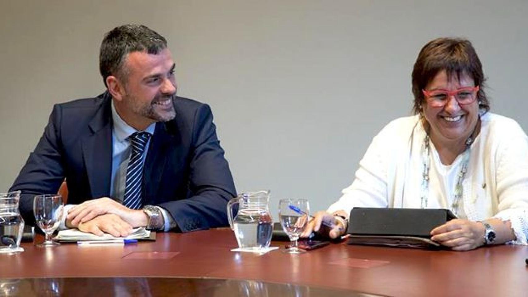 Santi Vila (i), consejero de Empresa y Conocimiento, junto a Dolors Bassa (d), responsable de Trabajo, Asuntos Sociales y Familia, en una reunión del consejo ejecutivo / EFE