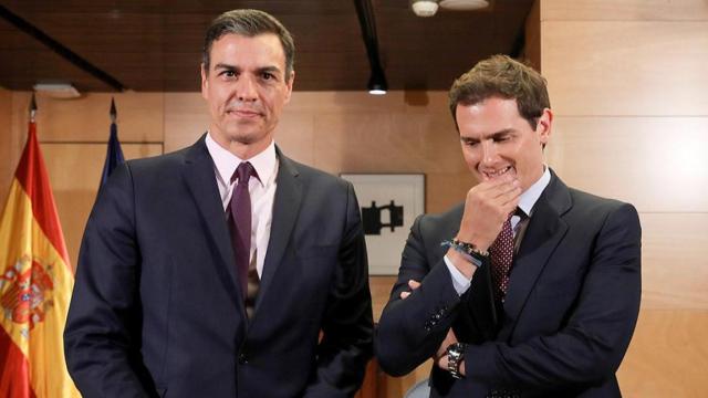 El presidente del Gobierno en funciones, Pedro Sánchez (i), se reúne con el líder de Cs, Albert Rivera / EFE
