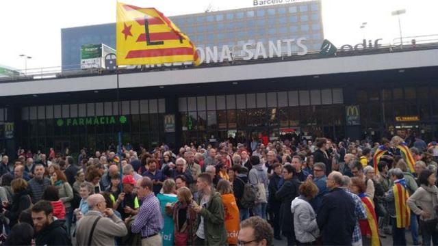 Más de 200 personas despiden a Nuet y Simó antes de viajar a Madrid para declarar
