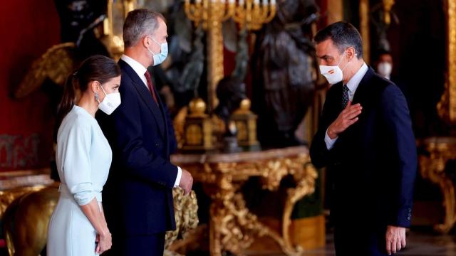 El rey Felipe VI, la reina Letizia y el presidente del Gobierno, Pedro Sánchez, durante la recepción ofrecida en el Palacio Real con motivo de la Fiesta Nacional del 12-O. El líder socialista fue abucheado por un grupo de espectadores en su llegada al des