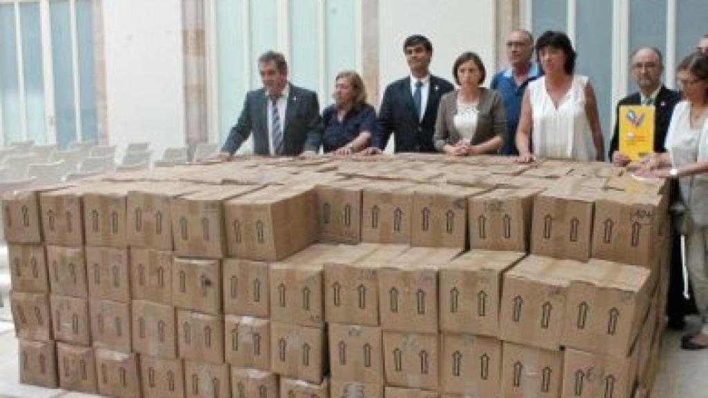 Los promotores de la campaña, flanqueando a la presidenta de la ANC, Carme Forcadell, con las firmas