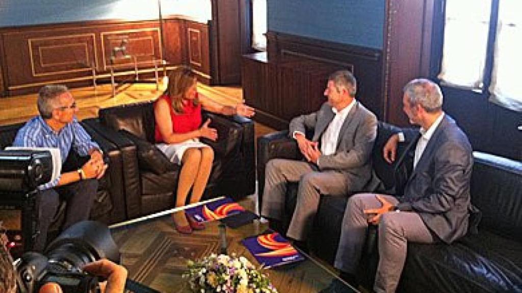 La presidenta de la Junta de Andalucía, Susana Díaz, recibe al presidente y al vicepresidente primero de SCC, Josep Ramon Bosch y Joaquim Coll, respectivamente