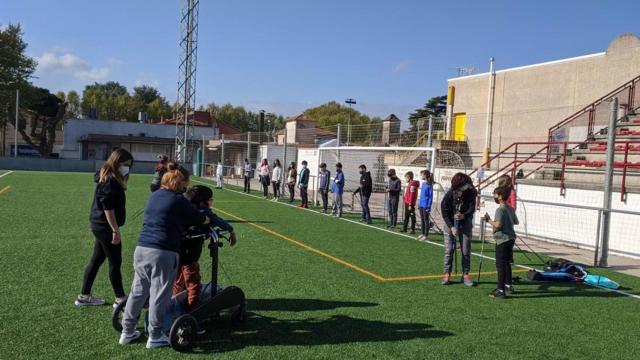 Imagen de la actividad 'Juguem amb valors' en el campo de futbol de Cardedeu, uno de los espacios habilitados por la Diputació de Barcelona en la red Equipaments 2030 / DIPUTACIÓN DE BARCELONA