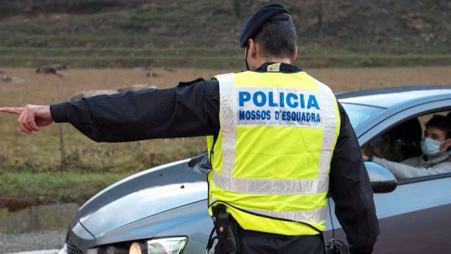 Un agente de los Mossos d'Esquadra, en un control de acceso / EP