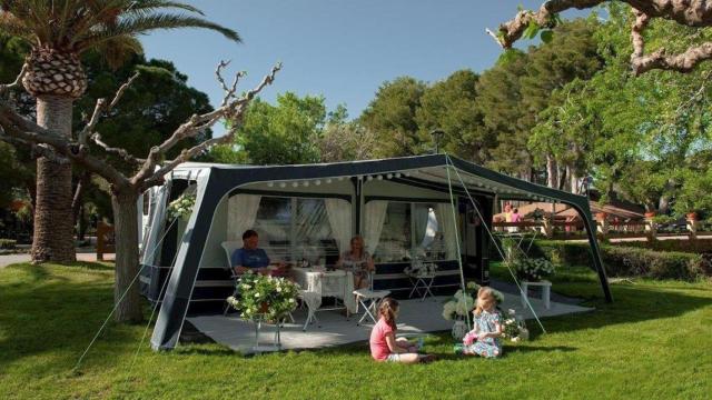 Una familia en una parcela de un camping