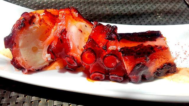 Un plato de pulpo gallego a la brasa con crema de pimentón de la Vera / CG