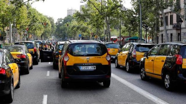 Taxistas cortando la Gran Vía de Barcelona en verano / EFE