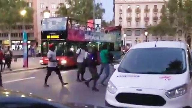 Momento de la agresión del grupo de manteros al turista en Plaza Cataluña