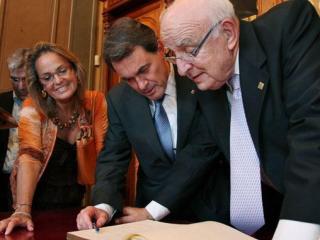 Ramon Bagó, expresidente de Grupo Serhs fallecido hoy, junto al 'expresident' Artur Mas y su esposa, Helena Rakosnik, en un acto público / Serhs