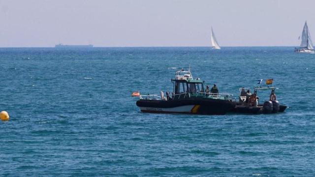 La Guardia Civil analiza el artefacto explosivo encontrado en el agua a pocos metros de la playa de Sant Sebastià, en la Barceloneta / EFE