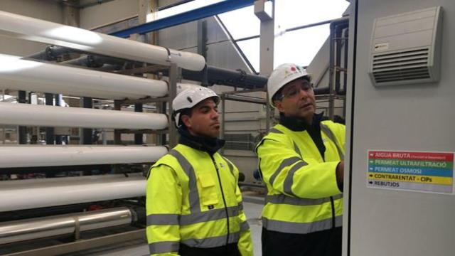 Dos trabajadores de la planta de regeneración de El Prat del Llobregat (Barcelona), una medida para luchar contra la sequía en Cataluña / CG