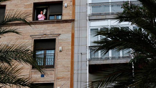 Una vecina confinada el Domingo de Ramos / EFE