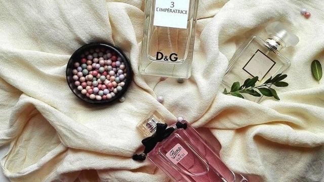 Tarros de perfume de diferentes marcas / Надежда Дягилева EN PIXABAY