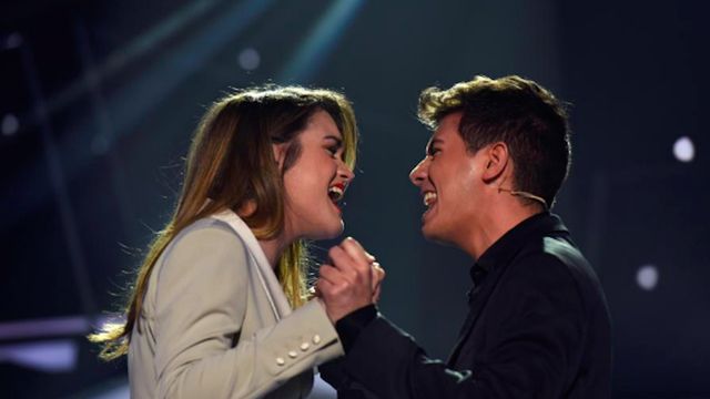 Una foto de Amaia y Alfred cantando juntos en Operación Triunfo