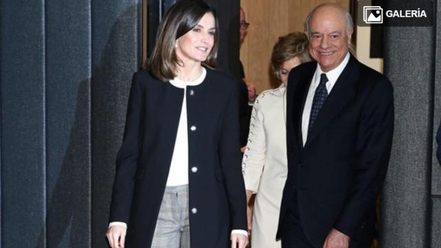 La reina Letizia luce un perfecto estilo 'working girl'