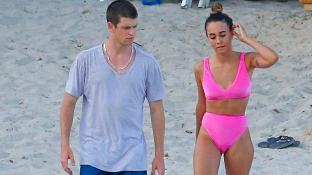 Aitana Ocaña y Miguel Bernardeau paseando por las playas de Ibiza / EP