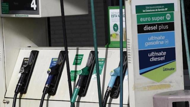 Varios surtidores de carburante en una gasolinera / EP