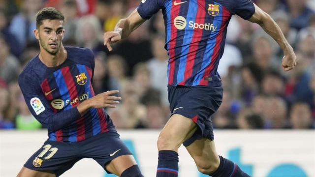 Ferran Torres y Lewandowski, en un ataque del Barça / EFE