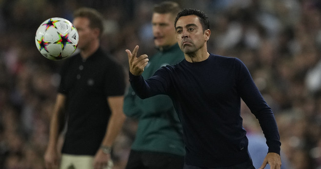 Xavi, pasando el balón, en la derrota del Barça contra el Bayern / EFE