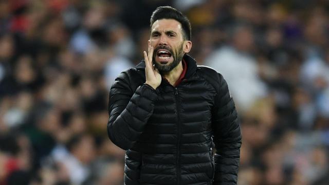 Eder Sarabia, dando instrucciones desde el banquillo | EFE