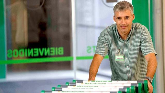Un trabajador en uno de los supermercados de Mercadona / MERCADONA