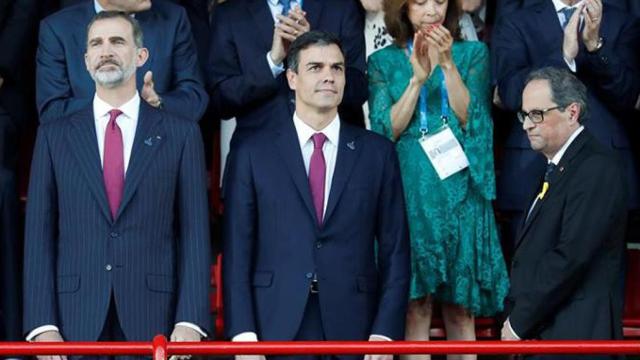 El Rey Felipe VI junto al presidente del Gobierno Pedro Sánchez (c), y el presidente de la Generalitat Quim Torra (d), durante la inauguración de los XVIII Juegos Mediterráneos / EFE