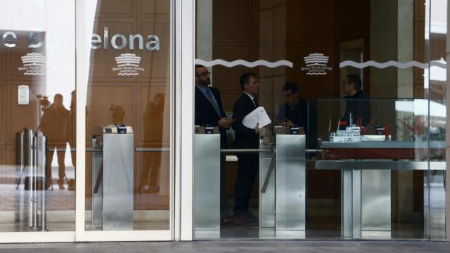 El fiscal anticorrupción, Fernando Bermejo, durante los registros en la sede del Puerto de Barcelona / EFE