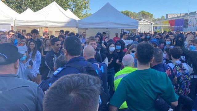 Radicales independentistas acosan a S'ha Acabat! en la UAB / TWITTER