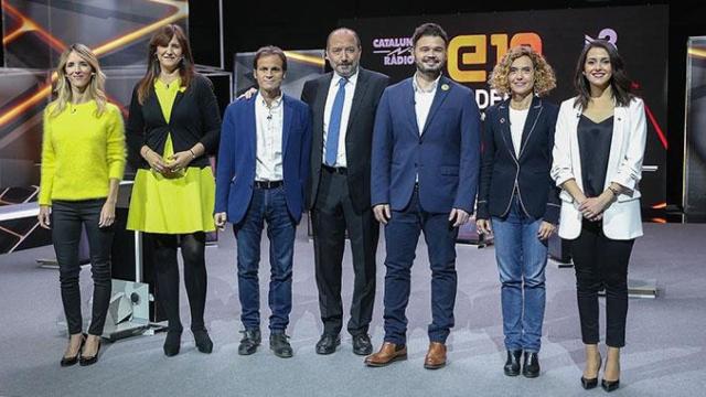 Cayetana Álvarez de Toledo (PP), Laura Borràs (JxCat), Jaume Asens (ECP), Vicent Sanchis (TV3), Gabriel Rufián (ERC), Meritxell Batet (PSC) e Inés Arrimadas (Cs), antes del debate de TV3 para el 28A / TV3