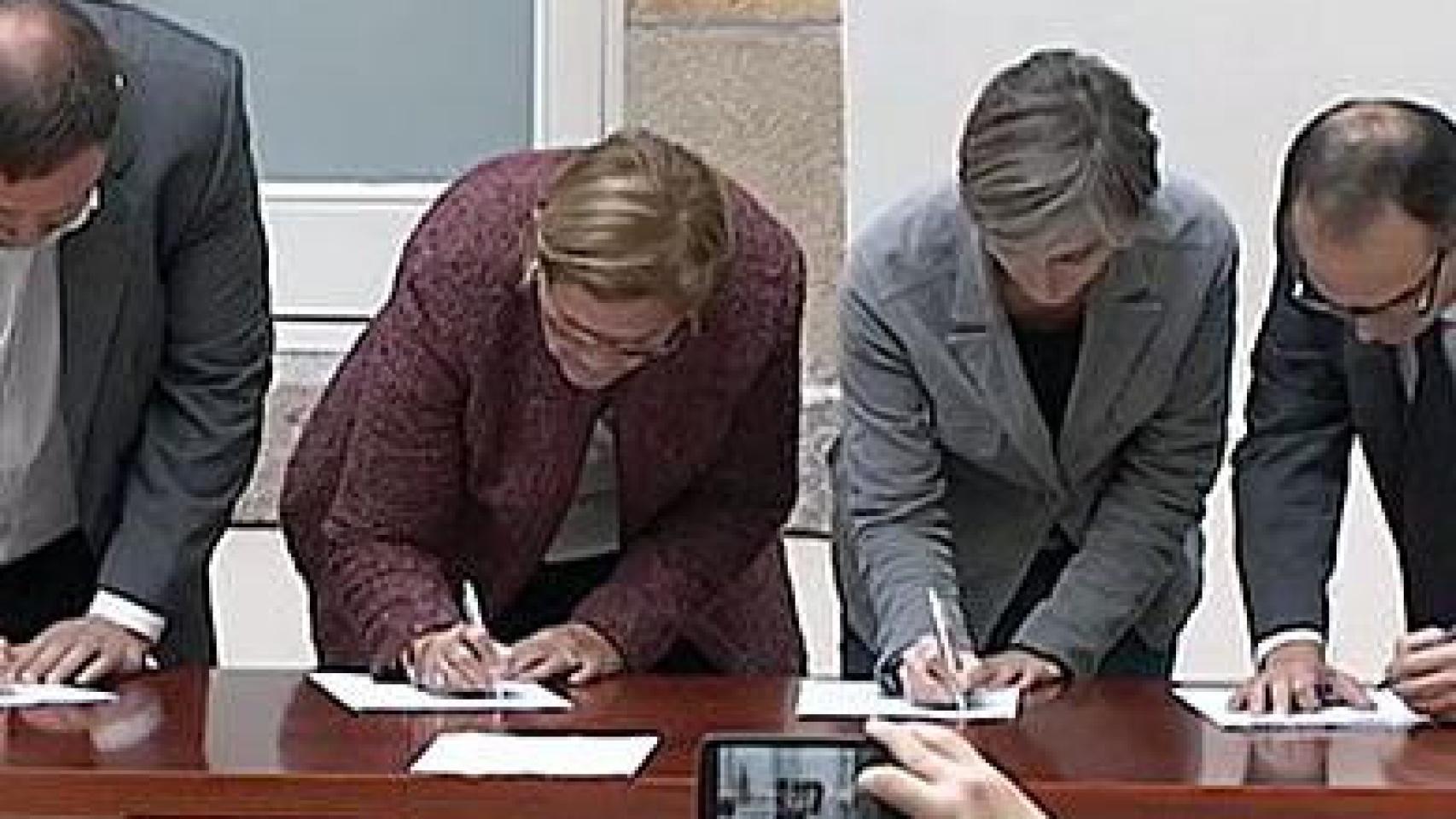 Oriol Junqueras, Núria de Gispert, Dolors Camats y Jordi Turull, firmando el manifiesto en el que reclaman a la ONU y a la UE que intercedan para celebrar un referéndum secesionista en Cataluña