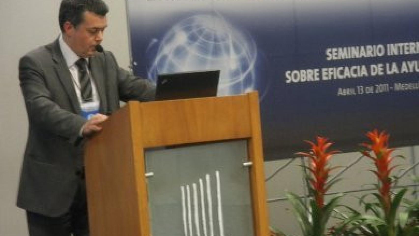 Carles Llorens, en un seminario sobre cooperación, en abril de 2011 en Colombia