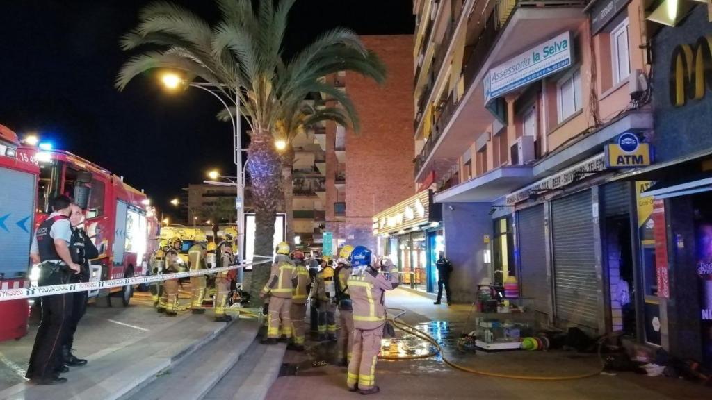Los bomberos apagan las llamas de uno de los cuatro incendios que se han registrado en viviendas de Cataluña este sábado, en este caso en Lloret de Mar (Girona) / BOMBERS