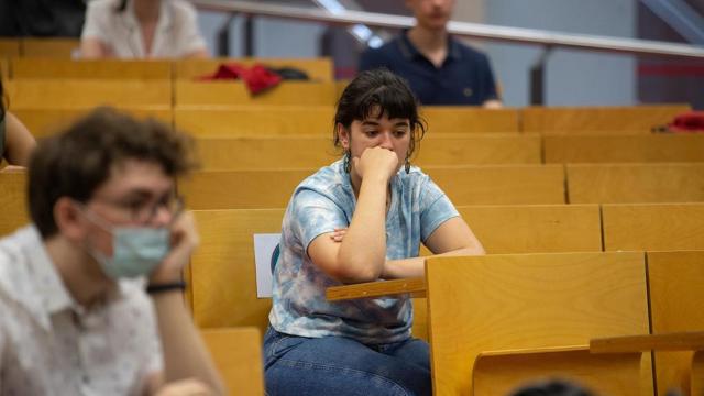 Estudiantes de bachillerato, quienes no podrán quitarse la mascarilla este martes, por lo que los sindicatos denuncian descoordinación / EUROPA PRESS
