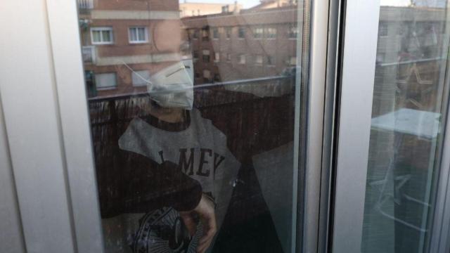 Una persona con mascarilla hace cuarentena en casa por Covid / Eduardo Parra (EP)