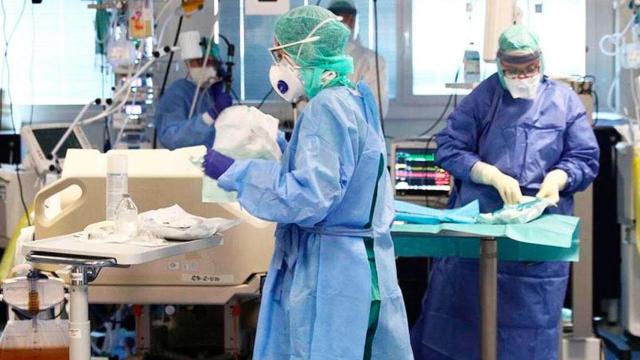 Sanitarios en el quirófano de un hospital catalán / EFE