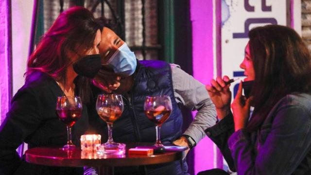 Dos fiesteros en la prueba piloto del ocio nocturno seguro en Sitges (Barcelona). TSJC / EFE