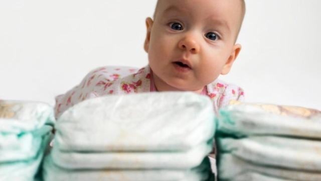 Un bebé ante un montón de pañales / EUROPA PRESS